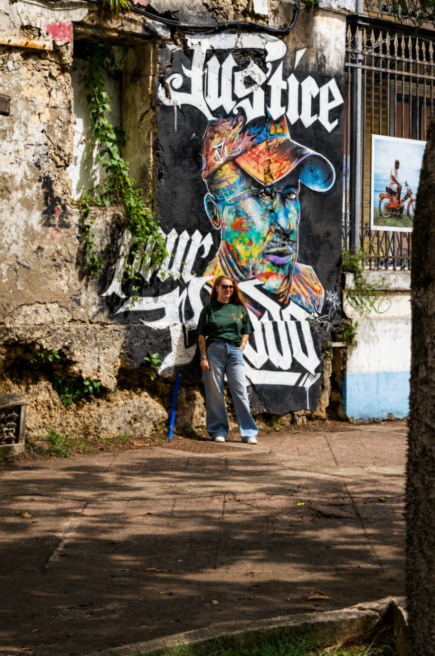 Shooting officiel BÈL KARAIBE — mannequin devant une fresque
