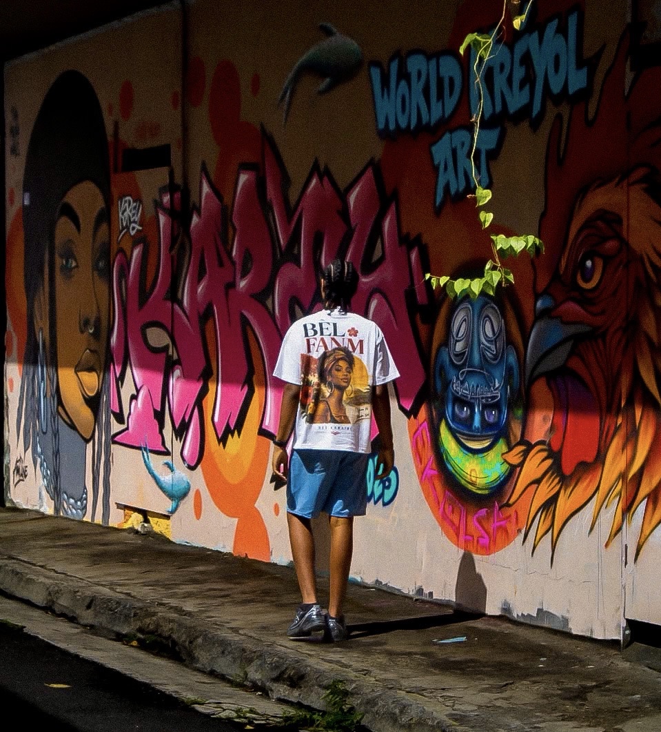 BÈL FANM — Vue portée — dos, mur graffé