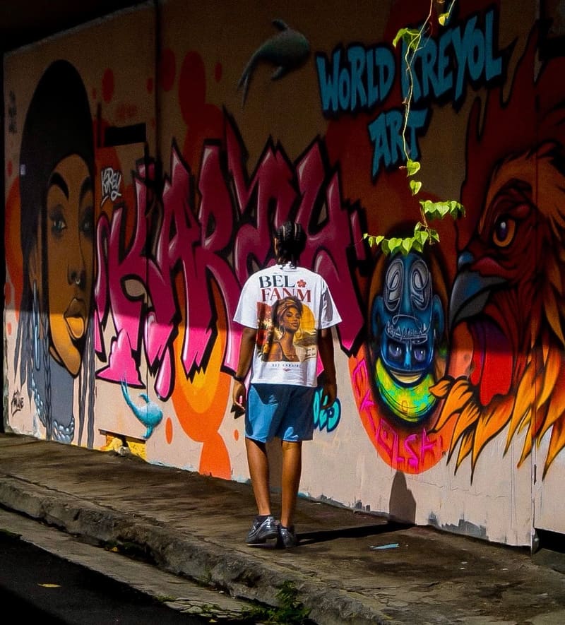 BÈL FANM — Vue portée — dos, mur graffé