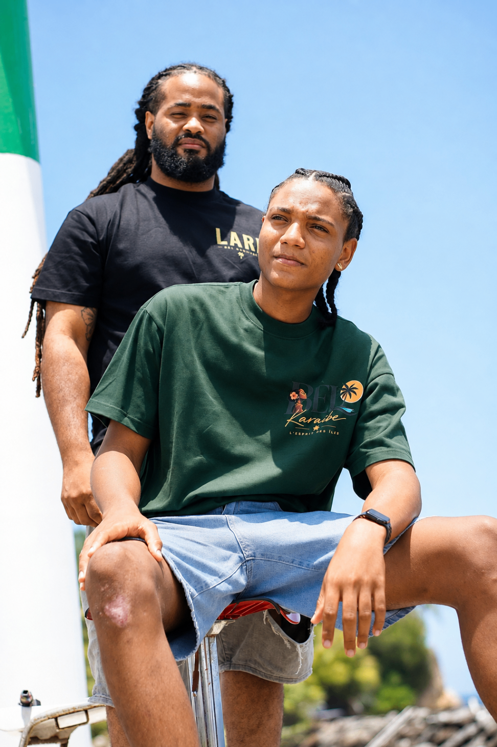 Shooting officiel BÈL KARAIBE — duo devant le phare
