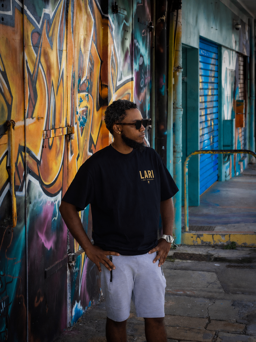 Mannequin de face en t-shirt LARI devant un mur graffé