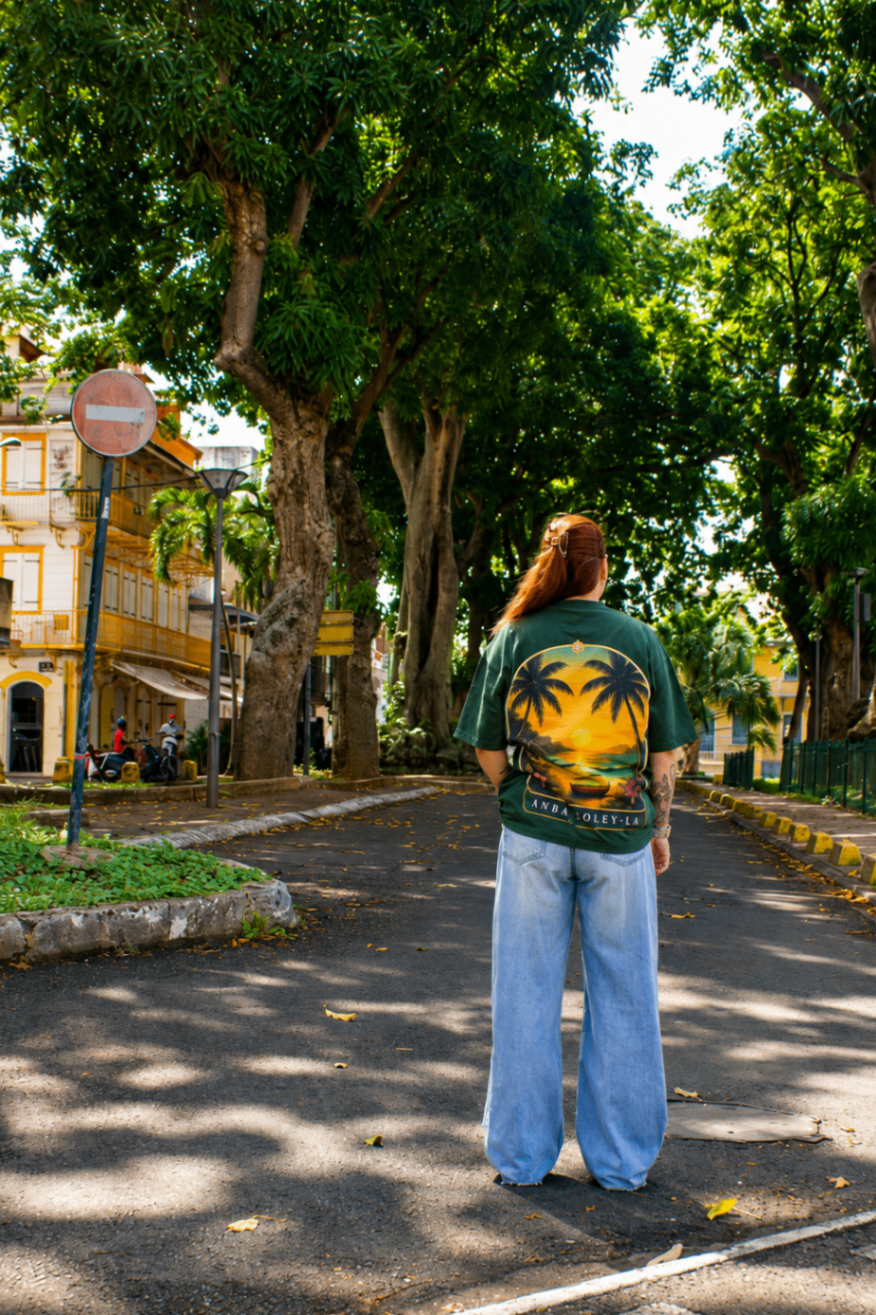 Shooting officiel BÈL KARAIBE — rue bordée d'arbres