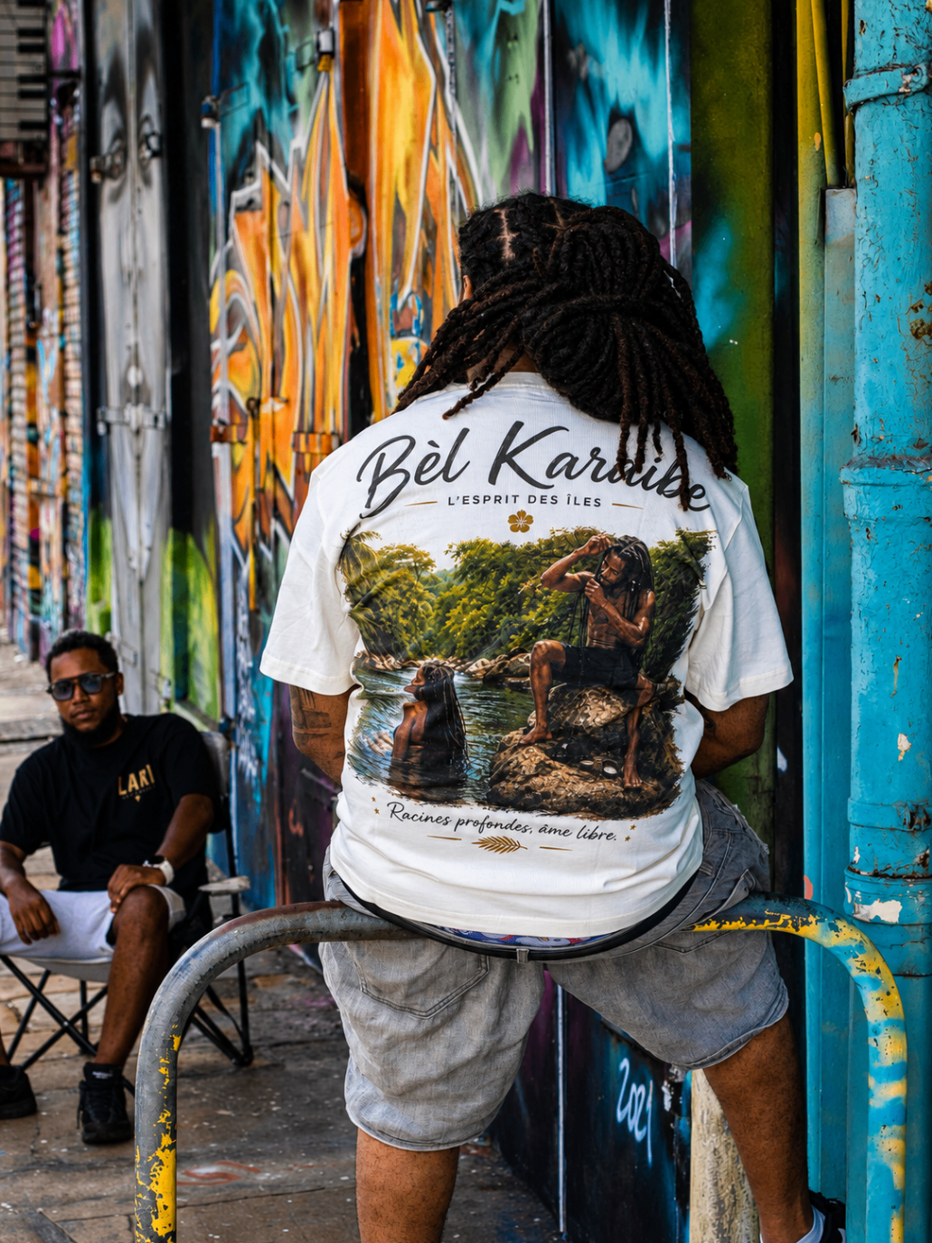 Mannequin de dos en t-shirt ANBA LARIVYÈ devant une fresque
