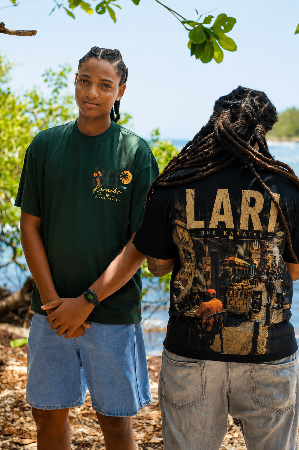 Duo de dos en t-shirts BÈL KARAIBE au bord de la mer